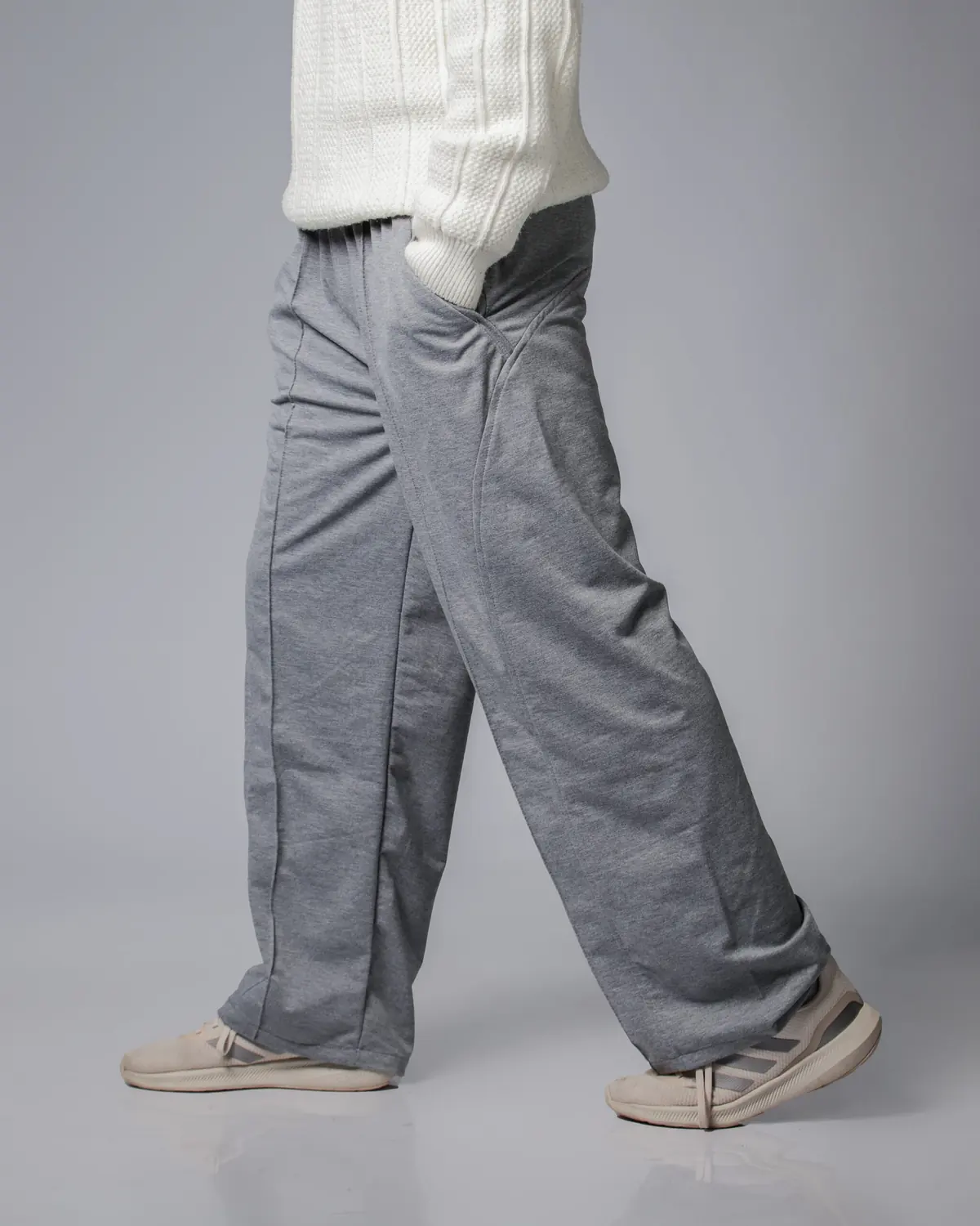 Pantalon gris Risen en mouvement