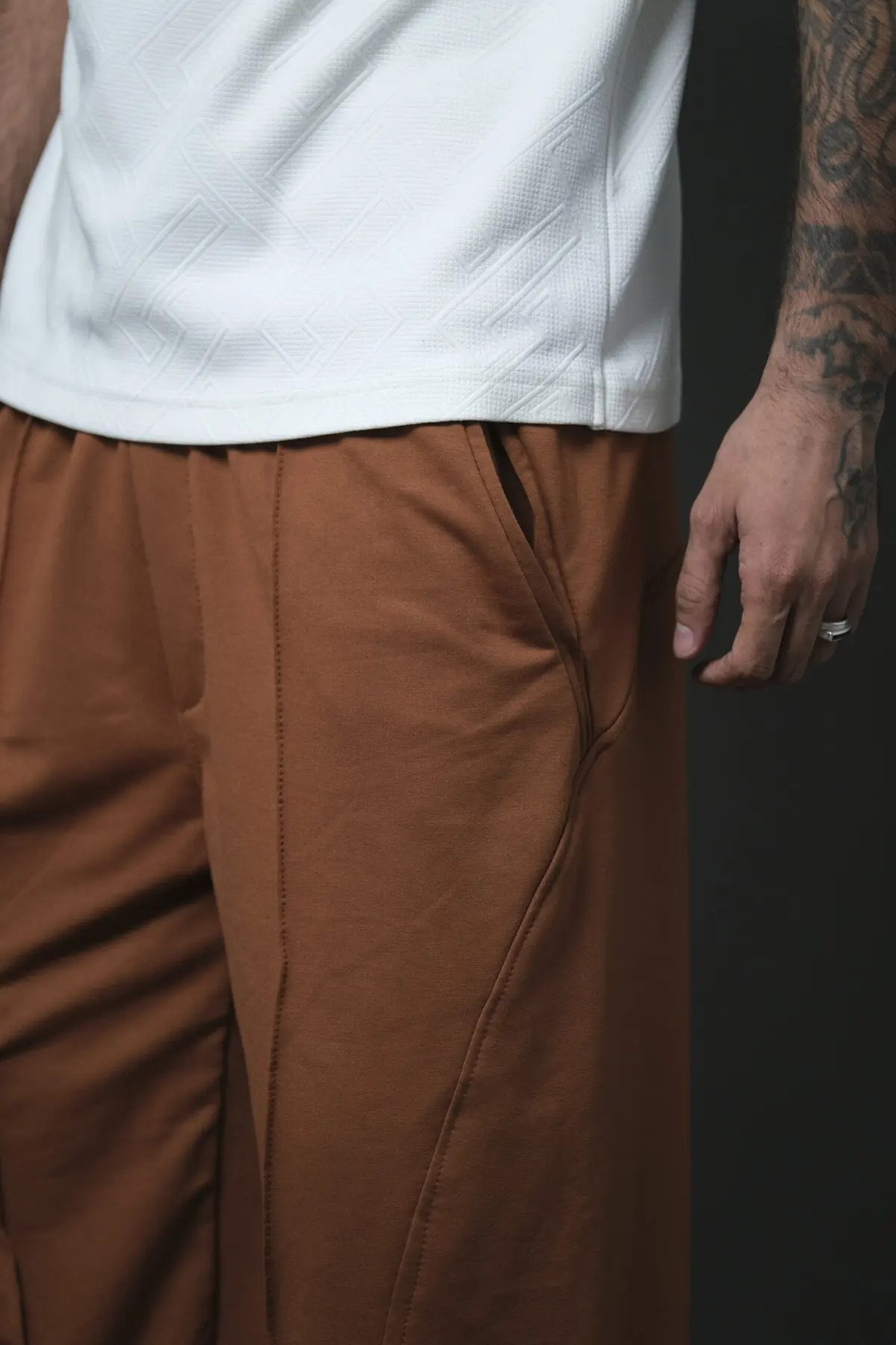 Détail du pantalon marron Risen