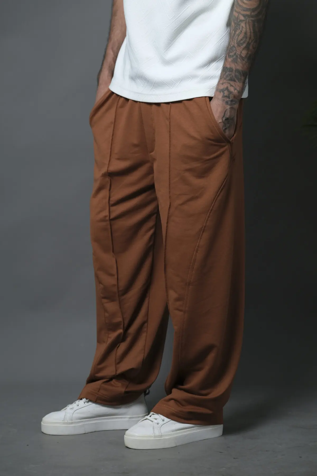 Pantalon marron Risen porté de face