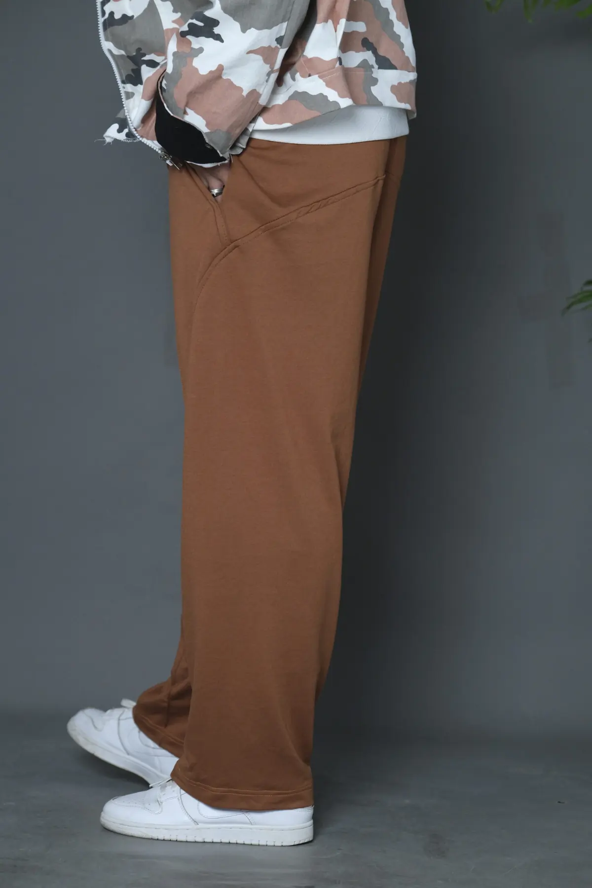 Pantalon marron Risen porté de côté