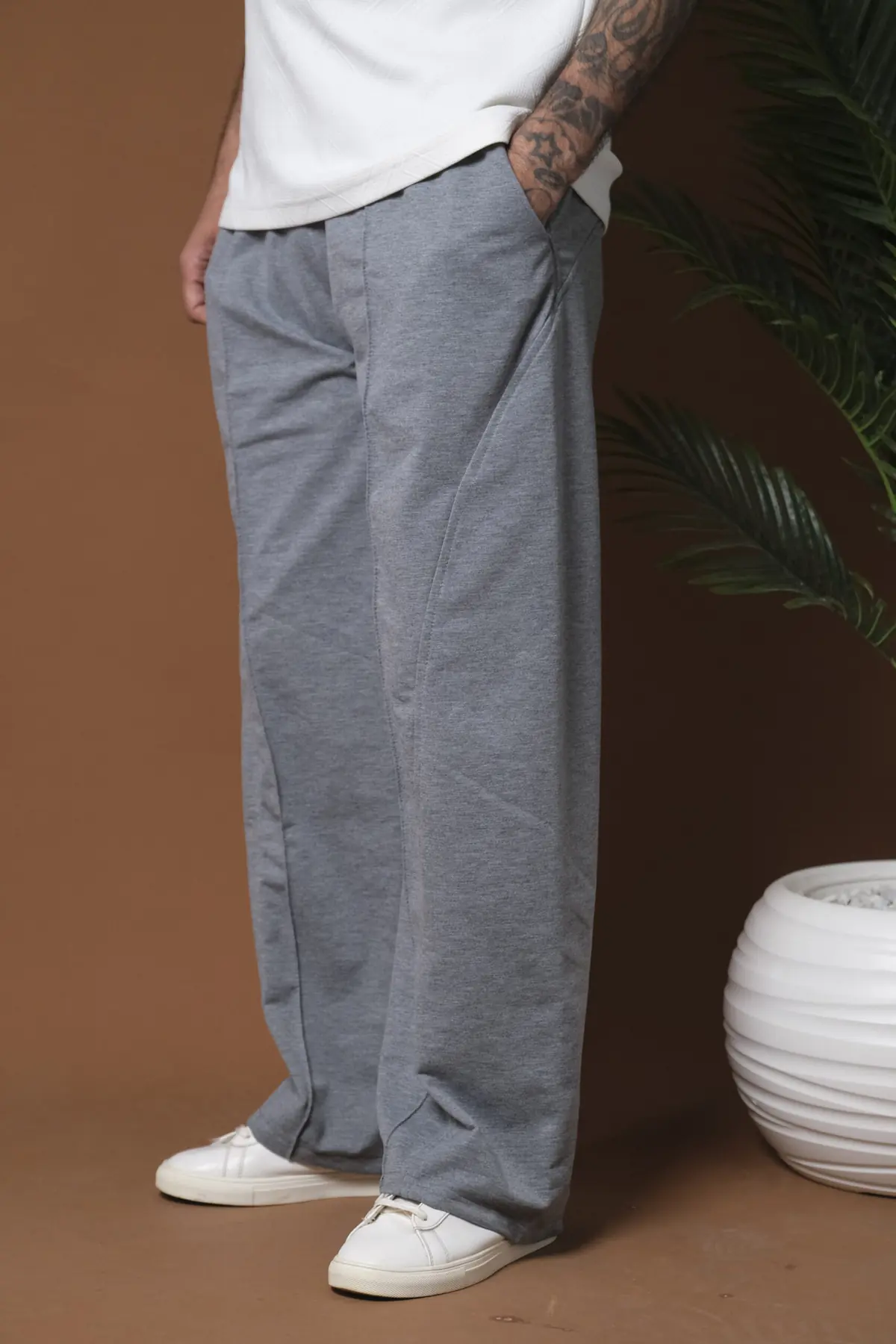 Pantalon gris Risen porté de face
