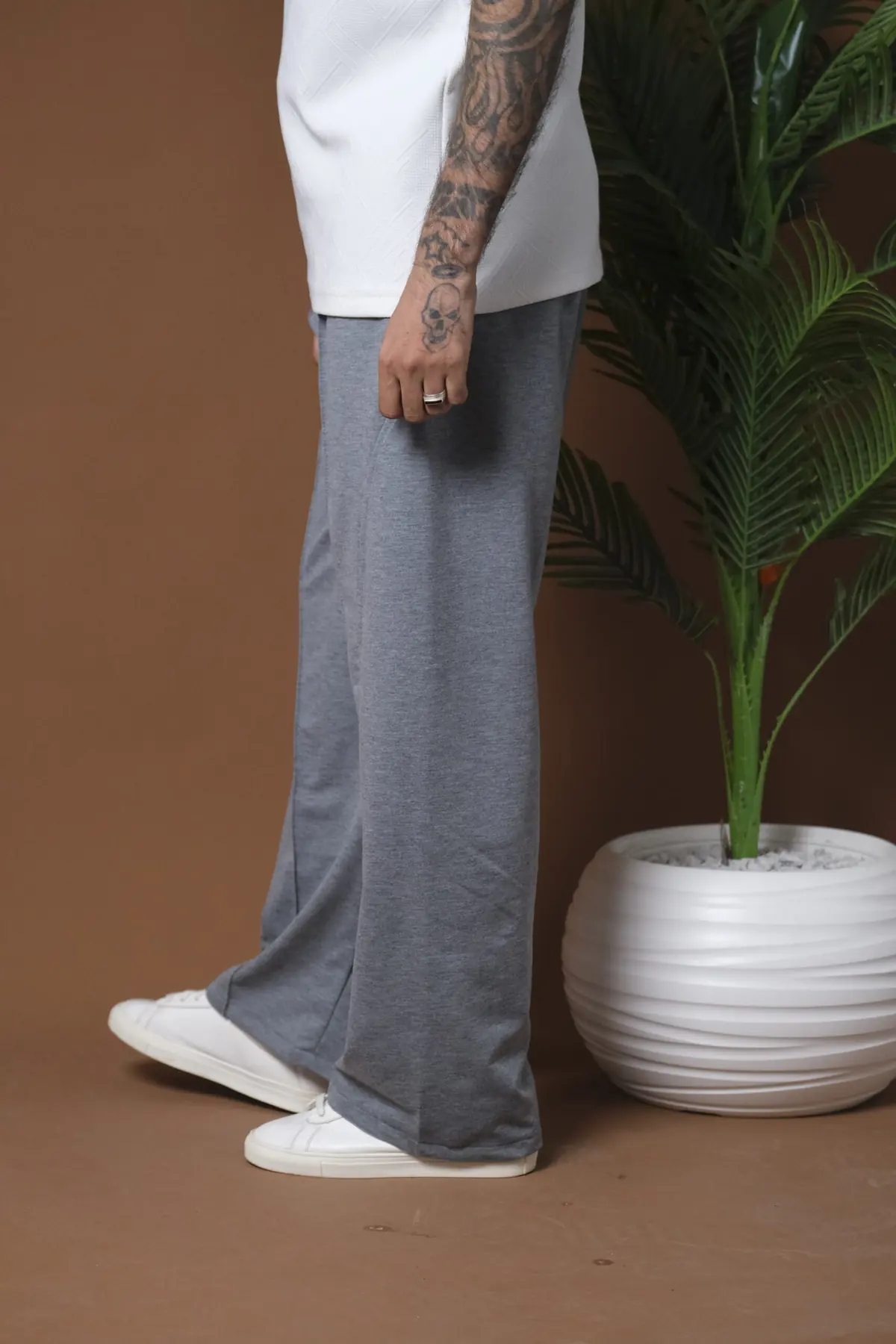 Pantalon gris Risen porté de côté