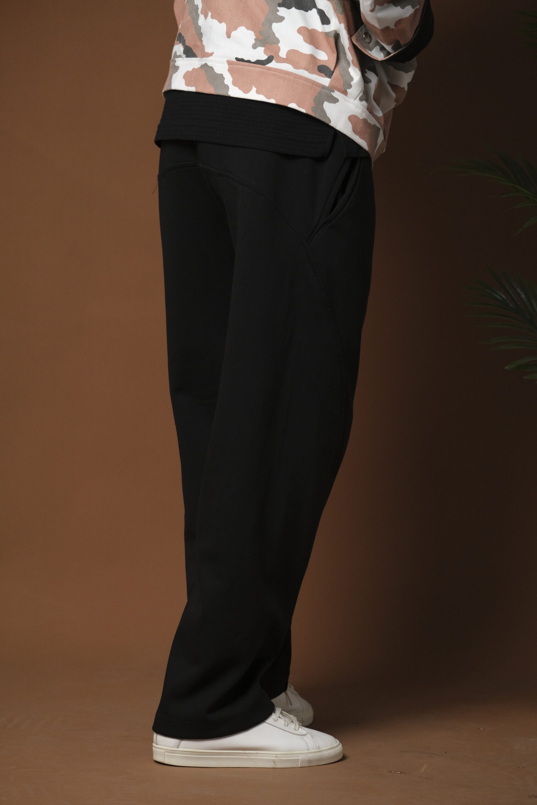 Pantalon noir Risen porté de côté