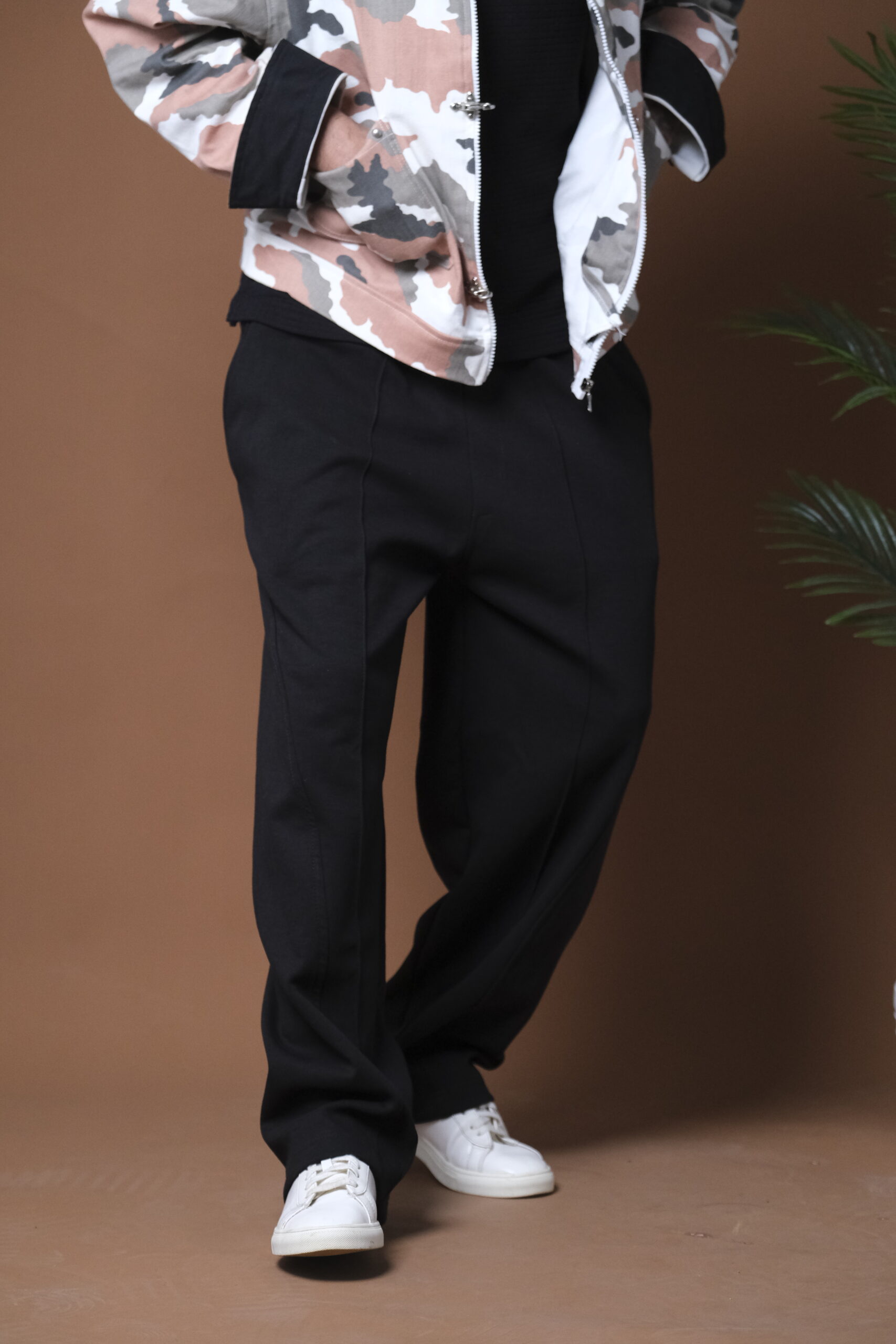 Pantalon noir Risen porté de face