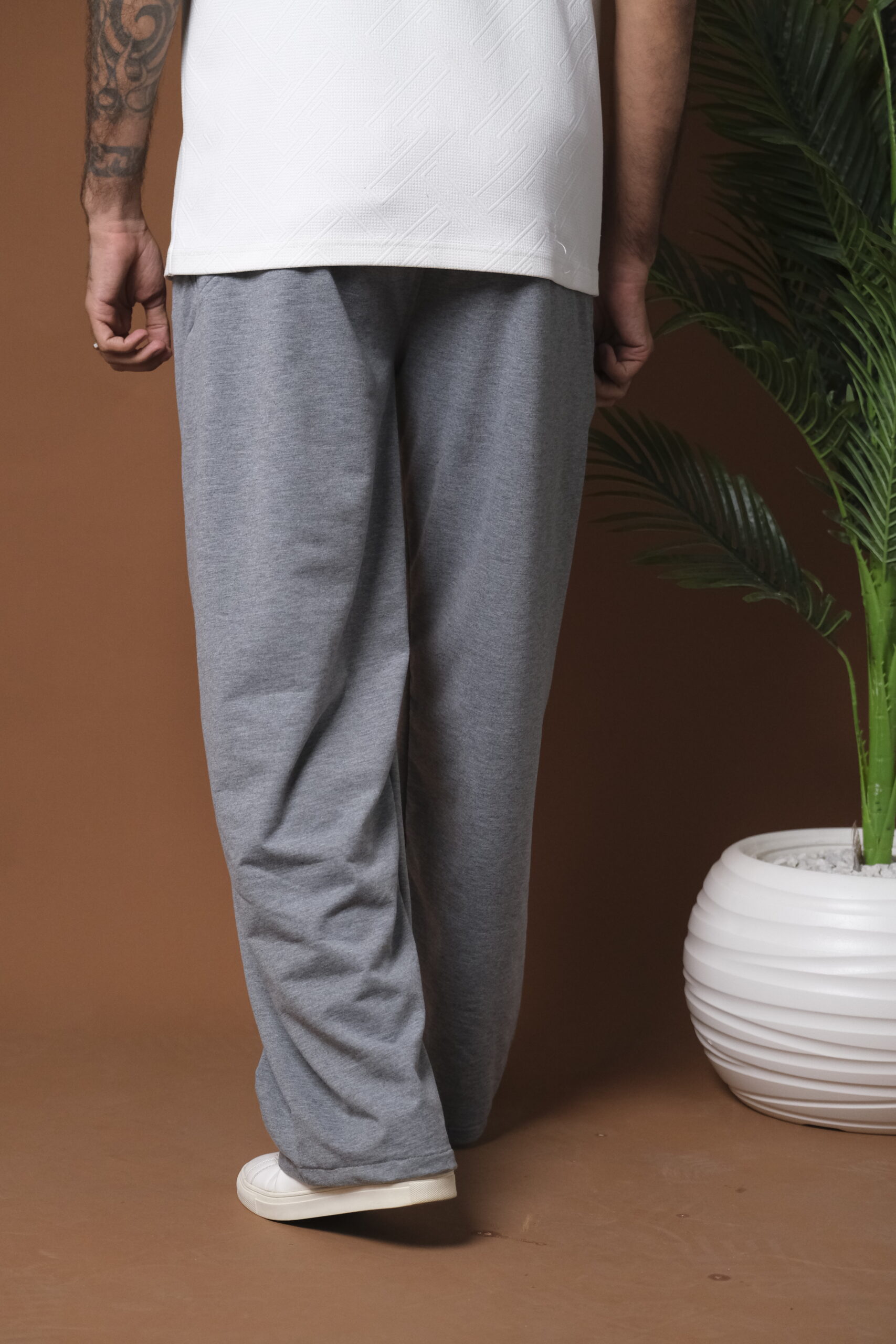 Pantalon gris Risen vu de dos